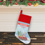 Wasserfarbe Buffalo Karierte Schneefall Weihnachtsstrumpf<br><div class="desc">Brauchen Sie eine fröhliche Zuhause? Probieren Sie diesen coolen Weihnachtsbaum mit einem karierten roten und schwarzen Büffel-Strumpf,  der eine schneebedeckte Straße hinunter fährt und Weihnachtsbäume trägt. Roter Weihnachtstext und personalisierter Familienname-Text. Ideal für ein Retro,  Vintages Urlaubseffekt. Legen Sie es für jede Ihrer Familie und Freunde auf Ihr Kaminhaus.</div>