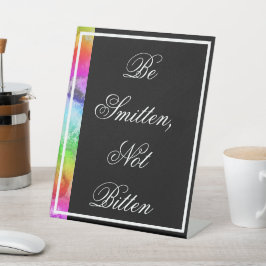 Wasserfarbe des Regenbogens darf nicht gebissen we Sockelschild