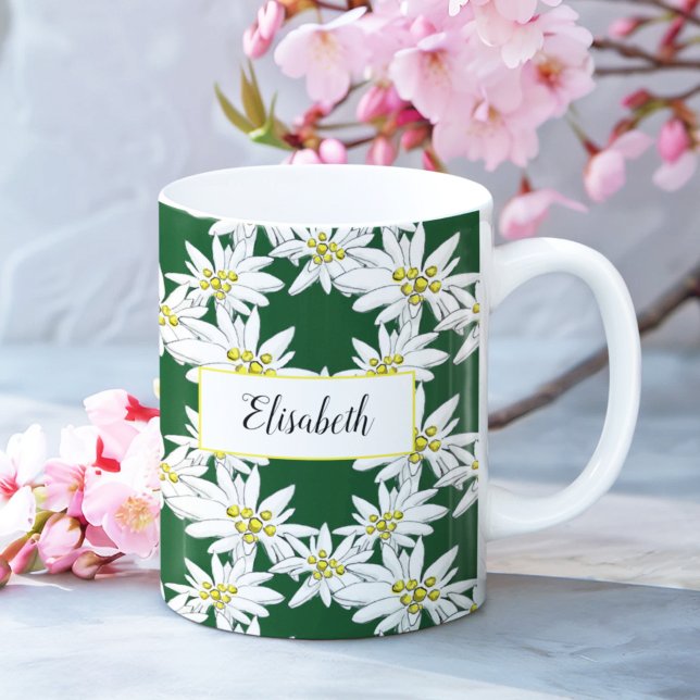 Wasserfarbe Edelweiss HandIllustriert Personalisie Kaffeetasse (This Edelweiss floral mug features white wildflowers on a forest green as well as script typography.)