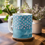 Wasserfarbe Messy Polka Dots - blau und rosa Tasse<br><div class="desc">Ein weiches Muster mit einem fast abstrakten Design. Ein trendiges Design mit Schmuckfarben und Eleganz. Elemente können leichter angepasst werden, wenn Sie zuerst alle Foto und Texte ersetzen. Wenn Ihre Kunst noch angepasst werden muss, klicken Sie auf die Schaltfläche Diese anpassen. Das bringt Sie zu einem Designbereich, wo Sie Dinge...</div>