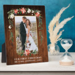 Wasserfarbe Poinsettia Wohnen Unsere ersten Weihna Fotoplatte<br><div class="desc">Elegante Watercolor Poinsettias Unsere First Christmas New Wedding Foto Plaque beinhaltet schöne Aquarelltaschen,  botanische Vegetation,  Winterpflanzen,  Heiligenbeeren,  Weißrosen,  Baumwolle,  Kiefernfüße und blaue Beeren. Goldrahmen. Rustikales Land Holz drucken.</div>