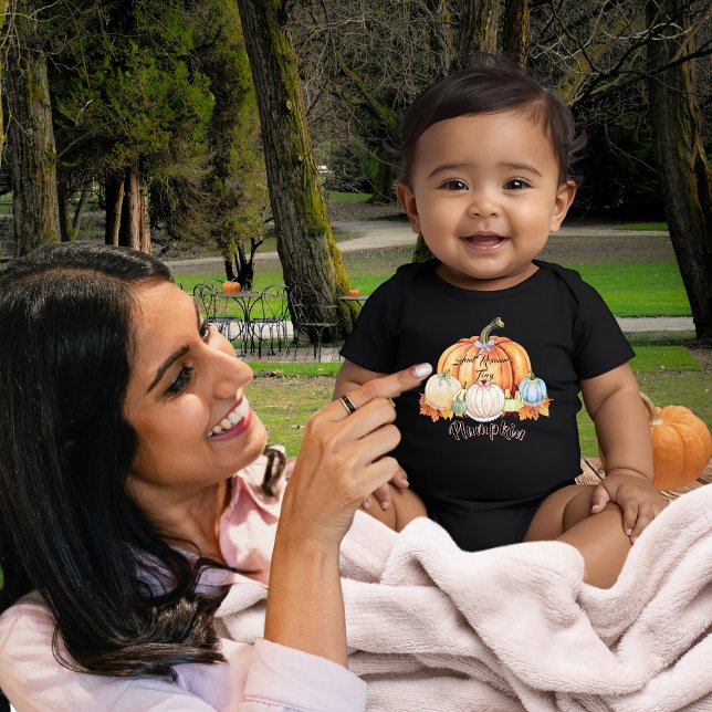 Wasserfarbe Pumpkins Familienmitglied Name Zitat F Baby Strampler (Fall watercolor pumpkins "Aunt's Tiny Plumpkin" funny quote baby bodysuit for adorable chubby babies)