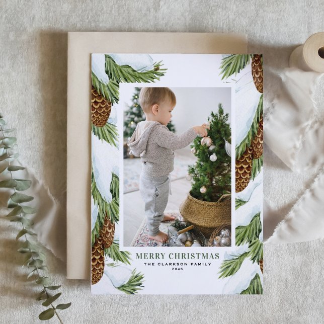 Wasserfarbe Schnee Pinecones Frohe Weihnachten Fot (Customizable photo Christmas card featuring snowy watercolor balsam fir cones)