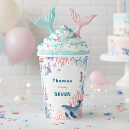 Wasserfarbe unterhalb des Kindergeburtstags Pappbecher