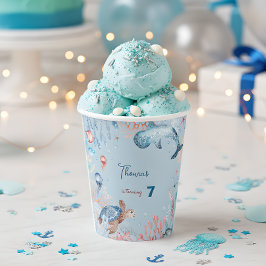 Wasserfarbe unterhalb des Kindergeburtstags Pappbecher