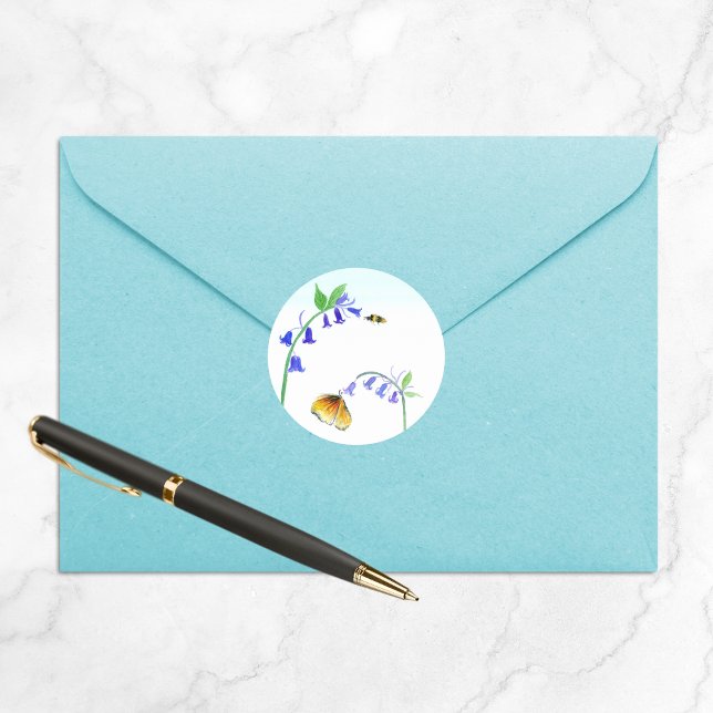 Wasserfarbe Virginia Bluebells mit Schmetterling Runder Aufkleber (Von Creator hochgeladen)