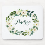 Wasserfarbe Weiße Blume und Blätter Wreath Script Mousepad<br><div class="desc">Whimsical Blumenmousepad. Der Blumenkranz in Aquarelltönen mit weißen Blume und Grünpflanzen. Personalisieren Sie das Programm durch Hinzufügen eines Namens oder einer kurzen Wortgruppe. Dieses weiße Blumenkranzmousepad ist ein personalisiertes Geschenk.</div>
