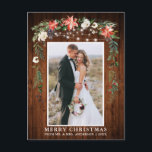 Wasserfarbe Winter Blumenholz Neu vermähltes Weihn Postkarte<br><div class="desc">Rustikales Holz Elegant Wasserfarbe Winter Blumenholz Neu gezogenes Foto Frohe Weihnachten Postkarte beinhaltet schöne Aquarelltaschen,  botanische Vegetation,  Winterwald,  Heilige Beeren,  Weißrosen,  Baumwolle,  Kiefern und blaue Beeren. Rustikales Land Holz und Streichelleuchten.</div>