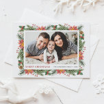 Wasserfarbe Winter Botanicals Frohe Weihnachten Fo<br><div class="desc">Frohe Weihnachten! Senden Sie Ihre Urlaubswünsche und Grüße an Familie und Freunde mit dieser individuell gestaltbaren, blumengeschmückten Weihnachtskarte für das Foto. Es verfügt über Aquarellpinekone, Kiefernnadeln, Hole, Beeren und Poinsettia. Personalisieren Sie diese durch Hinzufügen von Namen, Nachrichten und einem horizontalen Foto. Diese Vintage Blumenkarte Foto Postkarte ist auch in anderen...</div>