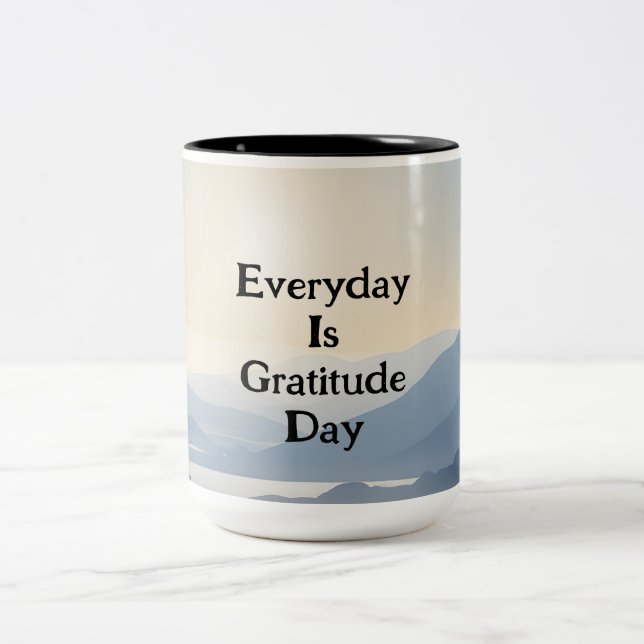 Wasserfarben-Bergflussszene Jeden Tag Zweifarbige Tasse (Mittel)