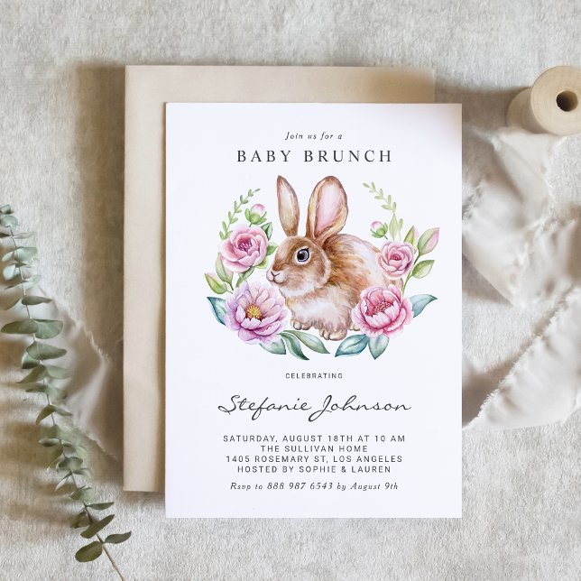 Wasserfarben-Häschen und rosa Blumen Baby-Brunch Einladung (Customizable baby brunch invitation featuring a cute watercolor rabbit with pink floral wreath. )