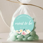 Wasserfarbene, florale Münze als Gastgeschenk Hoch Runder Aufkleber<br><div class="desc">Maßgeschneiderte Hochzeitsminze begünstigen Aufkleber mit Aquarellblumen und modernem Handskriptdesign. Personalisieren Sie mit Name und Hochzeitsdatum.</div>