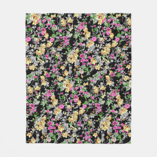 wasserfarbene nahtlose Blumenelemente auf schwarze Fleecedecke