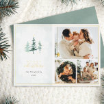 Wasserfarbene Pinienbäume 3 Foto Collage Weihnacht Folien Feiertagskarte<br><div class="desc">Erhöhen Sie Ihre Grüße mit unserer Foil Foto Weihnachtskarte. Auf der rechten Seite zeigt es eine reizvolle 3-Foto-Collage,  während die links Seite mit einem blassblauen Aquarell und Pinienbäumen,  die mit goldenen Folienstars und Staub geschmückt sind,  strahlt. "Fröhlich" in Serifenart und "Weihnachten" in aufwändigem Goldskript lassen Ihre Nachricht glänzen.</div>