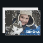 Wasserfarbene Schneeflocken Hanukkah Holiday Foto- Feiertagskarte<br><div class="desc">Die stilvolle und niedliche Hanukkah Holiday Foto Card ist perfekt für alle Ihre Freunde und Familie in dieser Feriensaison. Blauer Wasserfarbenwolken mit weißen Sternen und Schneeflocken auf beiden Seiten. Passen Sie den Text mit Ihrem Familiennamen und dem Jahr an und tauschen Sie das Bild gegen ein Foto Ihrer Kinder, Haustiere...</div>