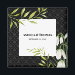 Wasserfarbene weiße Schneeröcke und Laurel Damask Magnet<br><div class="desc">Auf der Basis meiner Aquarellblüte entwarf ich kleine Weißschneeflocken mit ihren zarten, sanften Blütenblättern und dunkelgrünen Blätter, die schönen Spätswinterblüten, die das Ende des Winters und den Anfang der Frühlingszeit markieren. Das Design hat ein schwarz-graues Damast-Muster auf dem Hintergrund. Passen Sie es mit Ihren eigenen Texten für ein personalisiertes Design...</div>