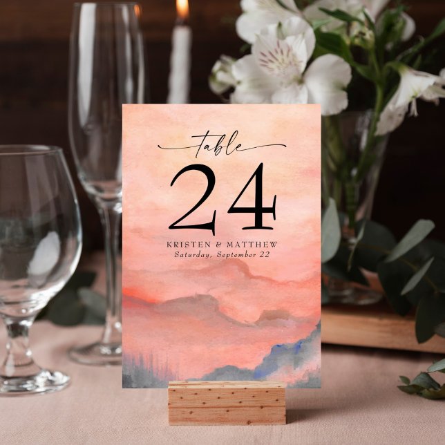 Wasserfarbener Berg Rustikaler Korallenriff Tischnummer (Mountain watercolor sunset table card is the perfect touch for a rustic wedding reception.)