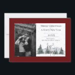 Wasserfarbener Winterrutscher | Rotes Foto Feiertagskarte<br><div class="desc">Mit dieser wunderschön gestalteten Red Watercolor Winter Rentier Foto Holiday Card senden Sie herzliche Urlaubswünsche. Dieses Design mit einer ruhigen Szene schneebedeckter Kiefernbäume, fallendem Schnee und einem anmutigen weißen Rentier macht die ruhige Magie der Saison zum Leben. Ihr beliebtes Foto in der Familie ist das Herzstück der Karte, gepaart mit...</div>