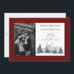 Wasserfarbener Winterrutscher | Rotes Foto Feiertagskarte<br><div class="desc">Mit dieser wunderschön gestalteten Red Watercolor Winter Rentier Foto Holiday Card senden Sie herzliche Urlaubswünsche. Dieses Design mit einer ruhigen Szene schneebedeckter Kiefernbäume, fallendem Schnee und einem anmutigen weißen Rentier macht die ruhige Magie der Saison zum Leben. Ihr beliebtes Foto in der Familie ist das Herzstück der Karte, gepaart mit...</div>