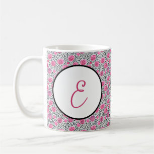 Wasserfarbenes Blumenmuster-Monogramm in Rosa und  Kaffeetasse