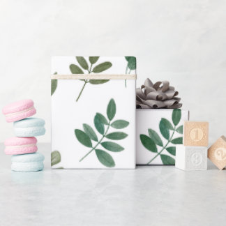 Wasserfarbenes Grünmuster. Botanisches Blattwerk Geschenkpapier