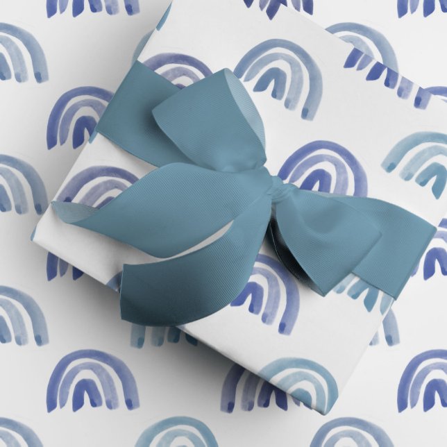 Wasserfarbenfrohe Regenbogenrochen in Blau Geschenkpapier (Blue watercolor rainbows gift wrapping paper.)