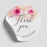Wasserfarbenfrohe rosa Blumenhochzeit danke Runder Aufkleber<br><div class="desc">Aquarellpastellrot Rosa Blütenhochzeit danke Ihnen Aufkleber mit elegantem Drehbuch. Geeignet zum Thema botanischer Garten.</div>