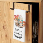 Wasserfarbenkürbis-Gewürzkaffee | Happy Fall Y'all Geschirrtuch<br><div class="desc">Dieses Küchentuch ist perfekt für alle,  die sich freuen zu fallen und alles,  was Kürbisgewürz. Das Design zeichnet sich durch ein Aquarellbild eines Kürbisgewürzgetränks aus,  mit einem Sortiment von Fallgötchen mit dem Sprichwort "Happy fally'all" unten in einem schwarzen Handschrift mit einem Lorbeer-Ast am Boden.</div>