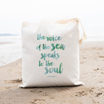 Wasserfarbenmeerangebot Tasche<br><div class="desc">"Die Meeresstimme spricht zum Soul." Das Zitat aus Kate Chopins "Das Erwachen" in einem Pinselstrich-Schriftart und traumhaften Meeresglasfarben. Ideal für Strandliebhaber,  Strandhäuser oder alle,  die sich vom Meer inspiriert fühlen!</div>
