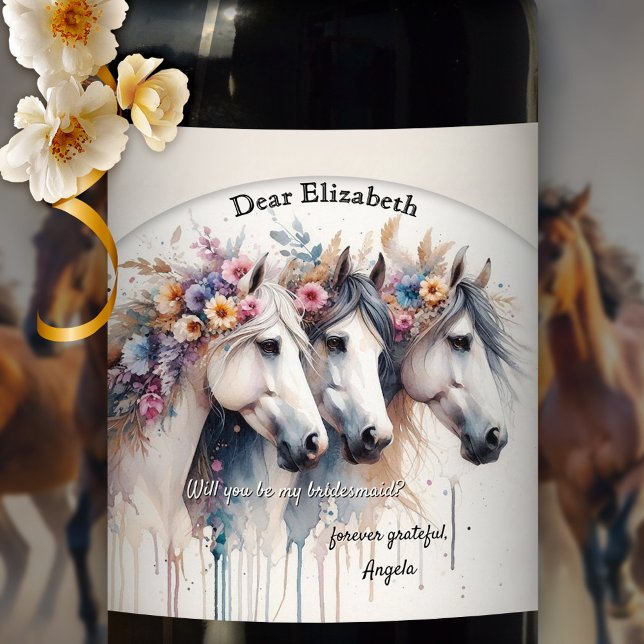 Wasserfarbenpferd wirst du meine Bridesmaid sein Weinetikett (Watercolor wine label featuring elegant boho horses with flowers. Will you be my bridesmaid?)