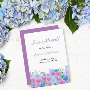 Wasserfarbenpinsel und blaue Hydrangeas, die ich b Einladung