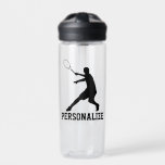 Wasserflasche für Tennisspieler mit personalisiert Trinkflasche<br><div class="desc">Wasserflasche für Tennisspieler mit personalisiertem Namen. Silhouette mit Schläger. Individuelle Geschenkidee für Damen und Kinder (Junge oder Mädchen). Accessoires aus Plastik für lange Spiele auf dem Platz. Coole Geschenkidee zum Geburtstag für Sohn, Bruder, Vater, Mutter, Schwester, Trainer, Tennisschule, Tennisliga, Freunde etc. Fügen Sie Ihren eigenen Namen, Ihre Monogramm oder Ihr...</div>