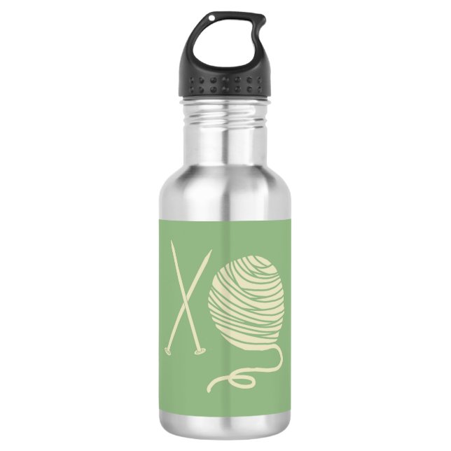 Wasserflasche mit Stricknadeln und Garn (Vorderseite)