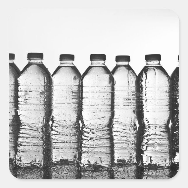 Wasserflaschen im Studio Quadratischer Aufkleber (Vorderseite)