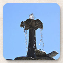 Wasserfontäne zum Himmel mit Wassertropfen