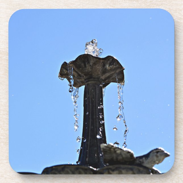 Wasserfontäne zum Himmel mit Wassertropfen Getränkeuntersetzer (Vorderseite)
