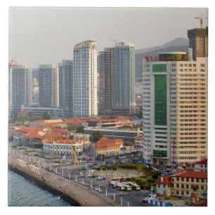 Wasserfront mit Stadtbild von Yantai, Shandong Fliese