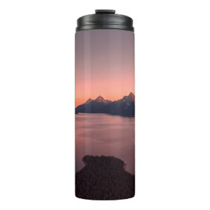 WASSERKÖRPER IN DER NÄHE DES BERGES WÄHREND DES SO THERMOSBECHER
