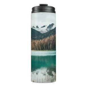 WASSERKÖRPER IN DER NÄHE EINES WALDES THERMOSBECHER