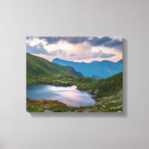 Wasserkörper in der Nähe von Bergen unter Wolken Leinwanddruck