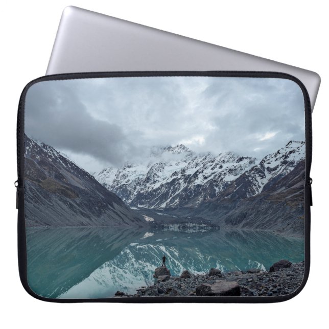 WASSERKÖRPER MIT ÜBERBLICK ÜBER BERGE WÄHREND DES  LAPTOPSCHUTZHÜLLE (Vorderseite)