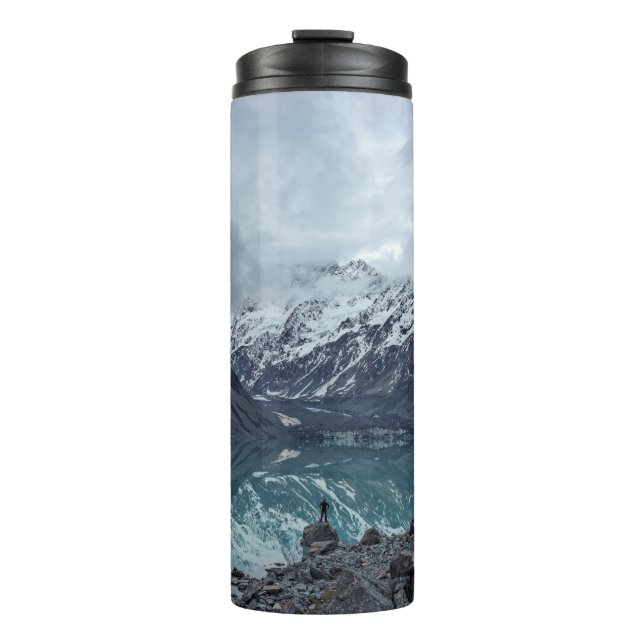 WASSERKÖRPER MIT ÜBERBLICK ÜBER BERGE WÄHREND DES  THERMOSBECHER (Vorderseite)