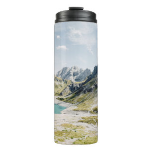 WASSERKÖRPER UMGEBEN VON BERGEN THERMOSBECHER
