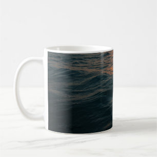 WASSERKÖRPER WÄHREND DES SONNENS KAFFEETASSE