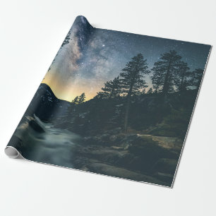 WASSERKÖRPER ZWISCHEN BÄUMEN GESCHENKPAPIER