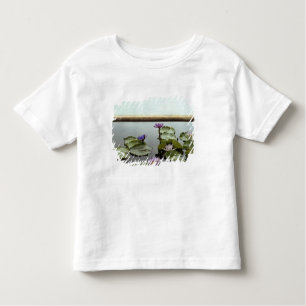 Wasserlilien im Teich durch Ozean Kleinkind T-shirt