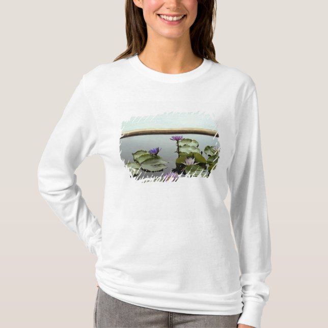 Wasserlilien im Teich durch Ozean T-Shirt (Vorderseite)