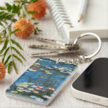 Wasserlilien von Claude Monet, Vintager Impression Schlüsselanhänger<br><div class="desc">Wasserlilien (1914) von Claude Monet ist ein Vintages impressionistisches Kunstmalerei. Eine von vielen Variationen von Wasser-Lilie-Blumenbildern, die Monet in seinem Blumengarten in Giverny, Frankreich, vom Teich gemalt hat. Über den Künstler: Claude Monet (1840-1926) war Gründer der französischen impressionistischen Malerei, wobei die meisten seiner Gemälde "en plein air" (im Freien) Stil...</div>