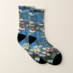 Wasserlilien von Claude Monet, Vintager Impression Socken<br><div class="desc">Wasserlilien (1914) von Claude Monet ist ein Vintages impressionistisches Kunstmalerei. Eine von vielen Variationen von Wasser-Lilie-Blumenbildern, die Monet in seinem Blumengarten in Giverny, Frankreich, vom Teich gemalt hat. Über den Künstler: Claude Monet (1840-1926) war Gründer der französischen impressionistischen Malerei, wobei die meisten seiner Gemälde "en plein air" (im Freien) Stil...</div>