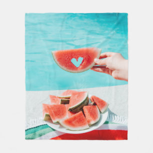 Wassermelone in Scheiben auf weißem Papier Fleecedecke